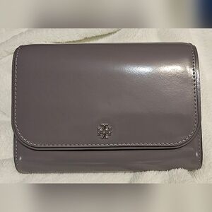 Tory Burch Emerson Patent Chain Wallet . Grey with silver chain